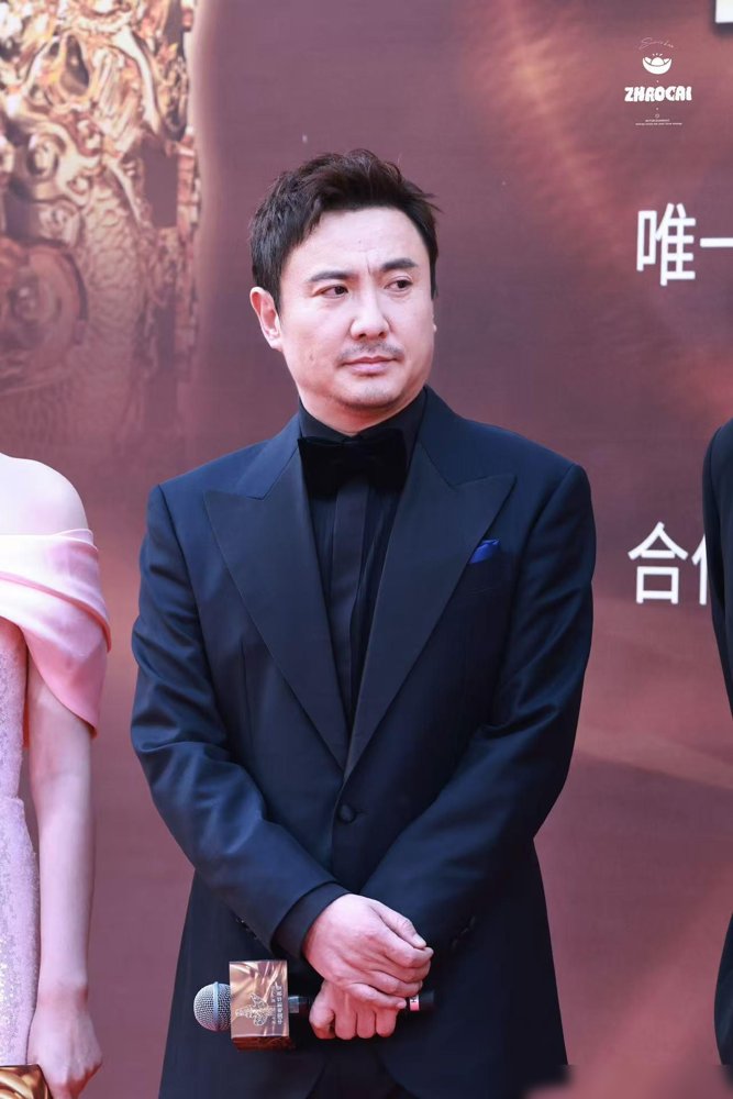 沈腾亲口说的，九个月没戏拍。
就是那个首位票房破400亿的沈腾，综艺上自嘲，去年许愿“工作半年休息半年”，结果休息是休够了，工作直接清零。
同场的白敬亭黄景瑜王安宇，一个个说行程满到喘不过气。
就他，坐在那儿乐呵，说半年没活儿。
《欢迎来龙餐馆》8月上的，之后真就没了。
一个最扛票房的演员