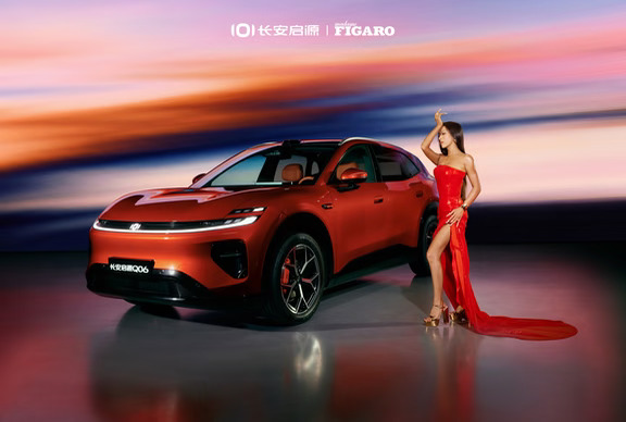 #长安启源Q06  携手 @吉克隽逸  登《Madame Figaro MODE》八月刊封面
在流光溢彩中，驭色驶向彩色人生！
#彩色的人开彩色的车
#流光所至皆是热爱
#车圈超帅SUV
#新锐动感SUV