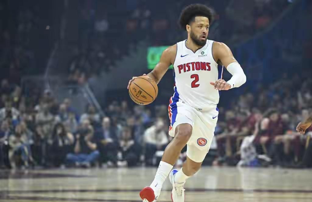 NBA揭幕战直接把球迷的眼镜全给干碎了，几个身价过亿的当家球星手感冰凉得就像刚从冷库里拖出来一样。
活塞落后20分居然把绿军给翻了，换谁赛前敢这么想？
全场打完，波士顿那边最扎眼的不是比分，而是塔图姆那份23投6中的成绩单。
外线投了7个三分愣是一个没沾网，整个人在场上梦游，完全不知道是身体还