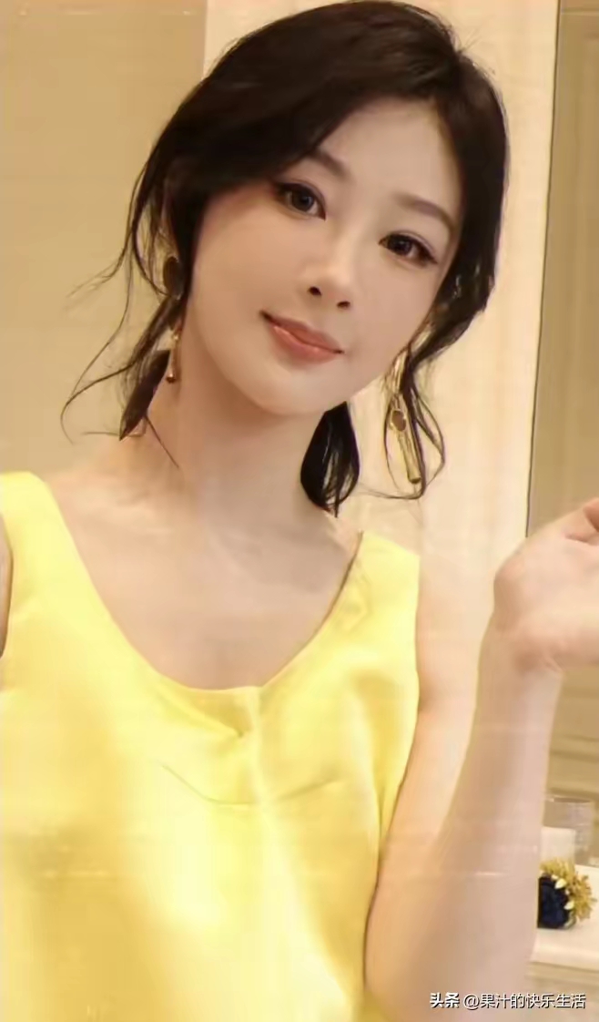 杨紫这回巴黎时装周，真给我看愣了。

10月3号，她穿那条鹅黄色缎面裙亮相纪梵希大秀，我第一反应是：这造型师得加鸡腿。上次被吐槽小腿粗，这次直接穿亮色系，明艳大方，人群中一眼就能看到。G社生图比之前好太多，皮肤状态、妆容细节都扛得住。

我仔细翻了各家媒体的图，发现个有意思的事——大部分都是膝盖以上