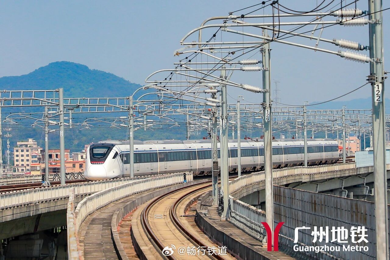 【广东城际暑期客流持续走高 8月周末客运量连破纪录】暑运以来，广东城际铁路客流增长势头强劲，7月1日至8月19日，广惠、广肇、广清、广州东环、琶莲和穗深六条城际线路累计发送旅客641.6万人次，日均发送量达12.8万人次，同比增长49.8%。进入8月，周末客流屡创新高。8月前三个周日，单日发送量分别达到18.3万人次、18.9万人次及19.2万人次，连续三周刷新周末客流历史纪录，较6月同期涨幅均超过29%。从车站来看，番禺站以日均发送12579人次位居首位，西平西站和东莞西站紧随其后，分别为6962人次和5375人次。其中番禺站增幅最为明显，日均发送量较此前增长11.7%。为应对持续增长的出行需求，广东城际目前每日开行营业列车322列次。工作日各线路平均行车间隔控制在30分钟以内；周五及周日高峰时段，广惠城际加密班次，发车间隔缩短至25分钟内。（来源：广州地铁）在路上看中国不止旅行