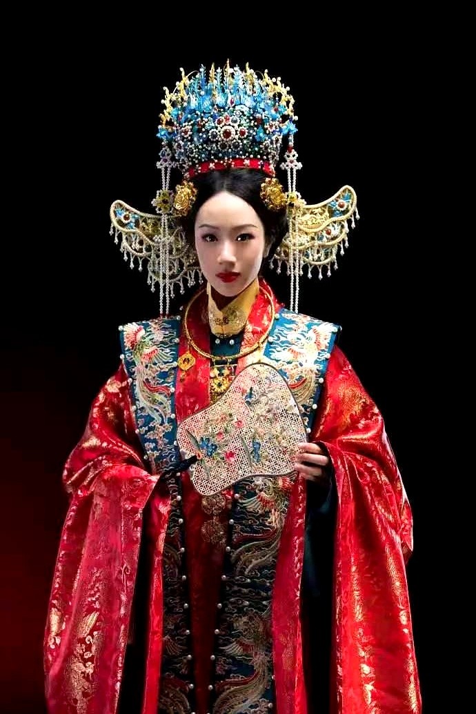15岁穿上明制凤冠霞帔，照片一曝光，全网都以为吴尊要嫁女儿。

当爹的赶紧出面澄清。不是办喜事，是带着快16岁的NeiNei在墨尔本，给澳华历史博物馆拍海报。

老外以前只懂旗袍，这次直接上最高规格的明制大礼服。1米7的她顶着凤冠站在镜头前，满眼都是东方大青衣的飒。

官方费劲宣讲没水花，父女俩换套