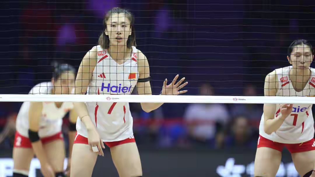 中国女排获得2028年洛杉矶奥运会资格有2条途径：


1.2027女排世界杯：在“未获奥运资格队”里排前三 → 直接上岸 

2028 VNL分站赛后世界排名：在“未获资格队”里世界排名前三 → 拿最后3席之一 

中国女排目前世界排名 第7左右（约311分），仍处在“排名通道安全区”内，且亚锦赛