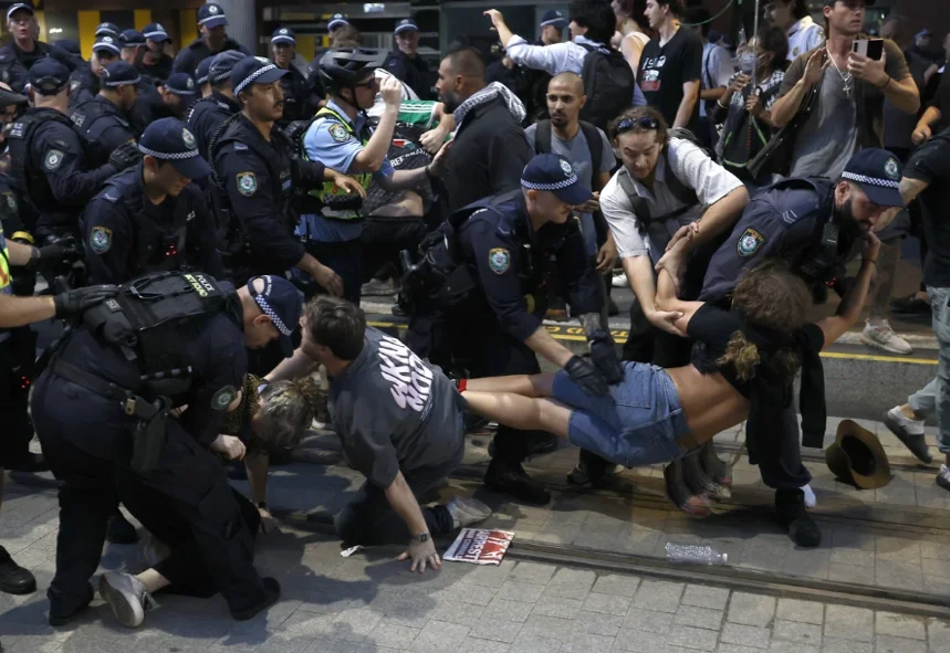 悉尼警方与示威者互殴，前总理提出表扬