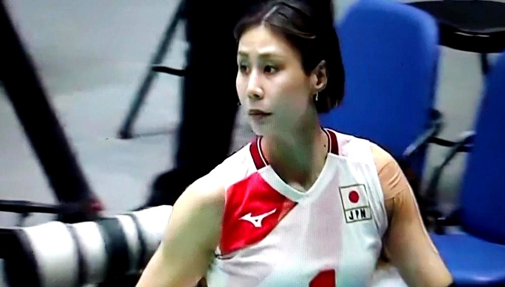 主力副攻留家，核心飞了土耳其，日本女排硬是靠一套残阵3比0把韩国队扫出局。

决赛马上打咱们，但场边压根没石川真佑的影子。不是伤病没闹掰，人家9月14号就飞土耳其去豪门伊萨奇巴希报到了。5月底签的合同，俱乐部不放人，日本排协居然连拦都不拦。

直接拉年轻队员练手，这套残阵真到咬分时，场上连个一锤定音