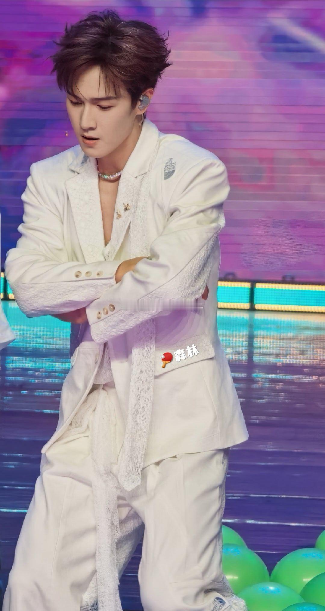#李昀锐陆一航﻿# Lyr#李昀锐# 

舞台上的李昀锐闪闪发光，根本看不够呀[抱一抱][送花花][送花花]

​