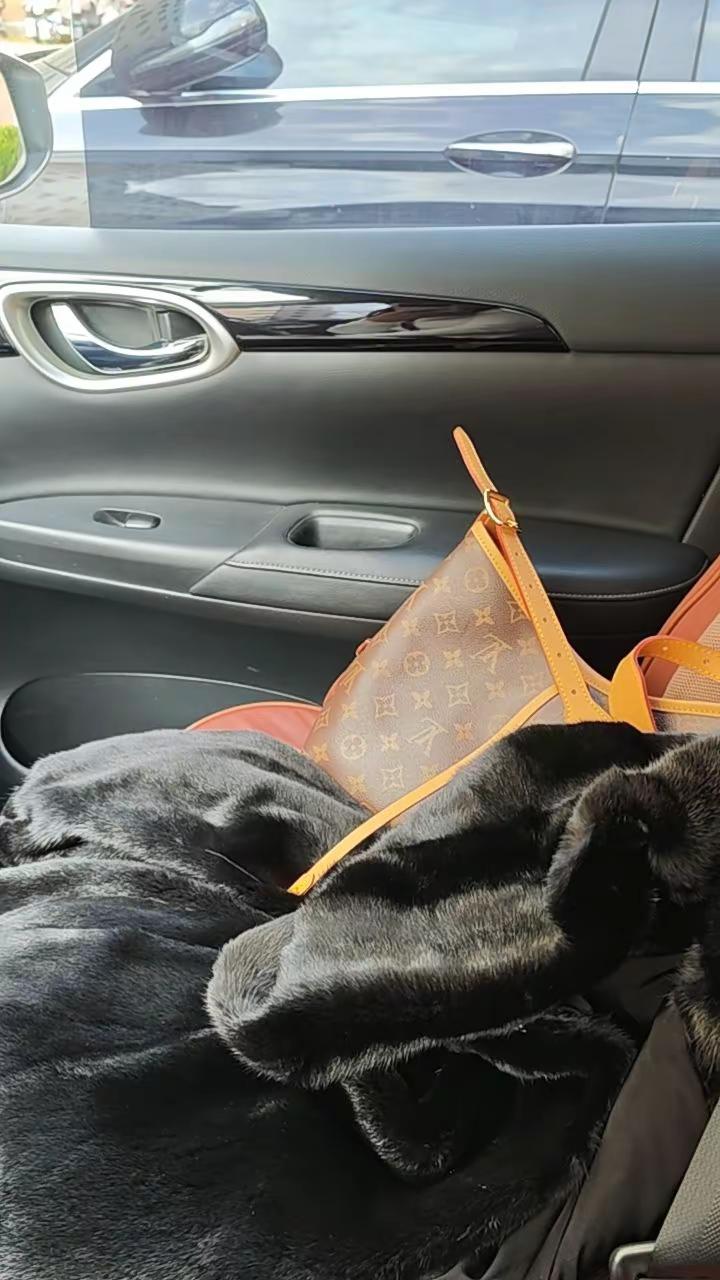 成熟女人的三大标志，穿貂，买黄金，听凤凰传奇😂