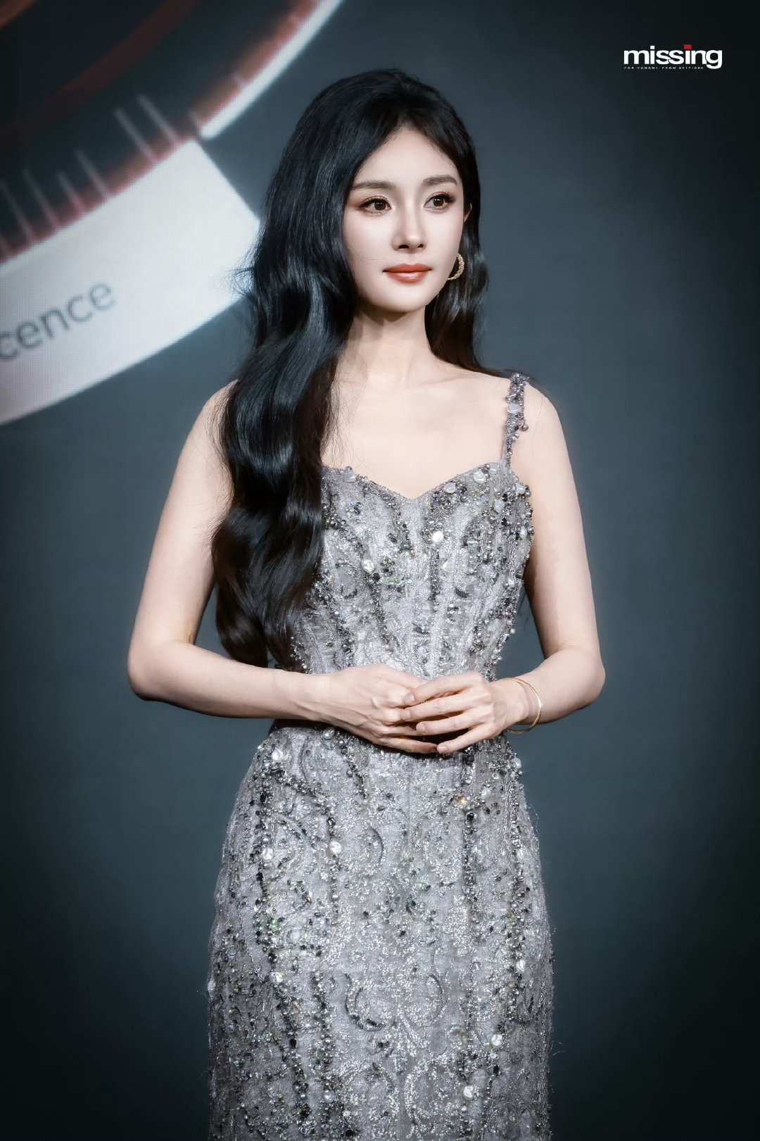 #看见杨幂手背不笑的都是老绷家了# 女神就这样漂亮又有梗，不经意间又玩抽象了[爱慕] ​
