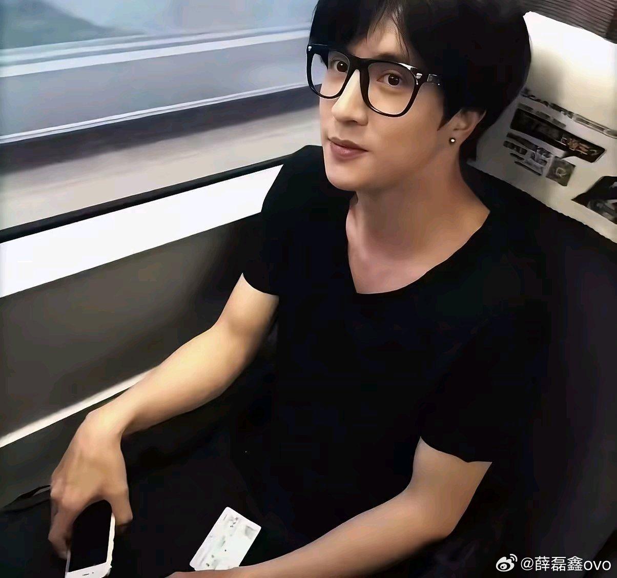 #薛之谦[超话]#❄️#薛之谦化身浴袍狐狸# ❄️#偶遇王源看薛之谦演唱会# ❄️ #来超话实况热聊看演唱会#

“最美好的时光里 你是我千挑万选的主角”.𝓘𝓷 𝓽𝓱𝓮 𝓫𝓮𝓼𝓽 𝓽𝓲𝓶𝓮, 𝔂𝓸𝓾 𝓪𝓻𝓮 𝓽𝓱𝓮 𝓹𝓻𝓸𝓽𝓪𝓰𝓸𝓷𝓲𝓼𝓽  ​