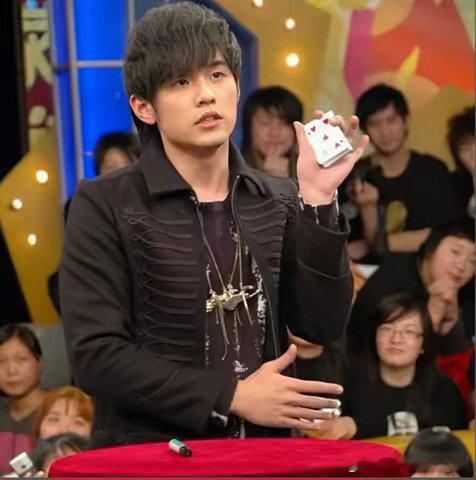 #周杰伦[超话]#  小眼神萌萌 ​