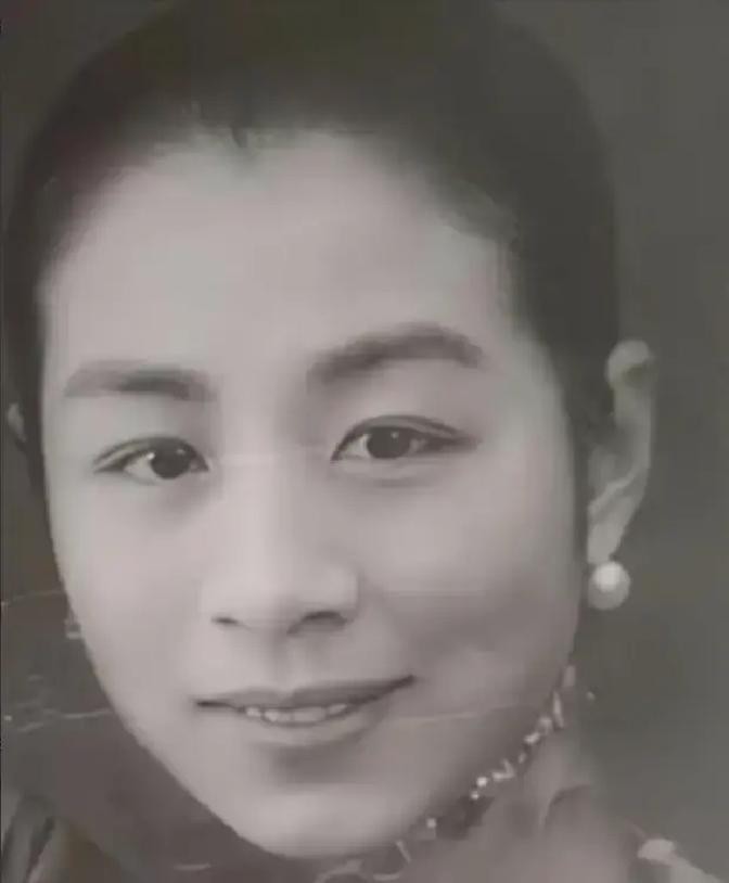 1947年深秋，上海愚园路一所花园洋房里，57岁的张福运在书房来回踱步。他曾是北京交通大学校长，眼下正以国民政府关务署署长的身份执掌海关大权，出入有专车，往来皆显贵。妻子李国圭出身李鸿章家族，是李蕴章的孙女，自幼锦衣玉食，骨子里却格外刚烈。

李国圭那晚根本就没睡着。头痛是真的，安神药她悄悄吐在了手
