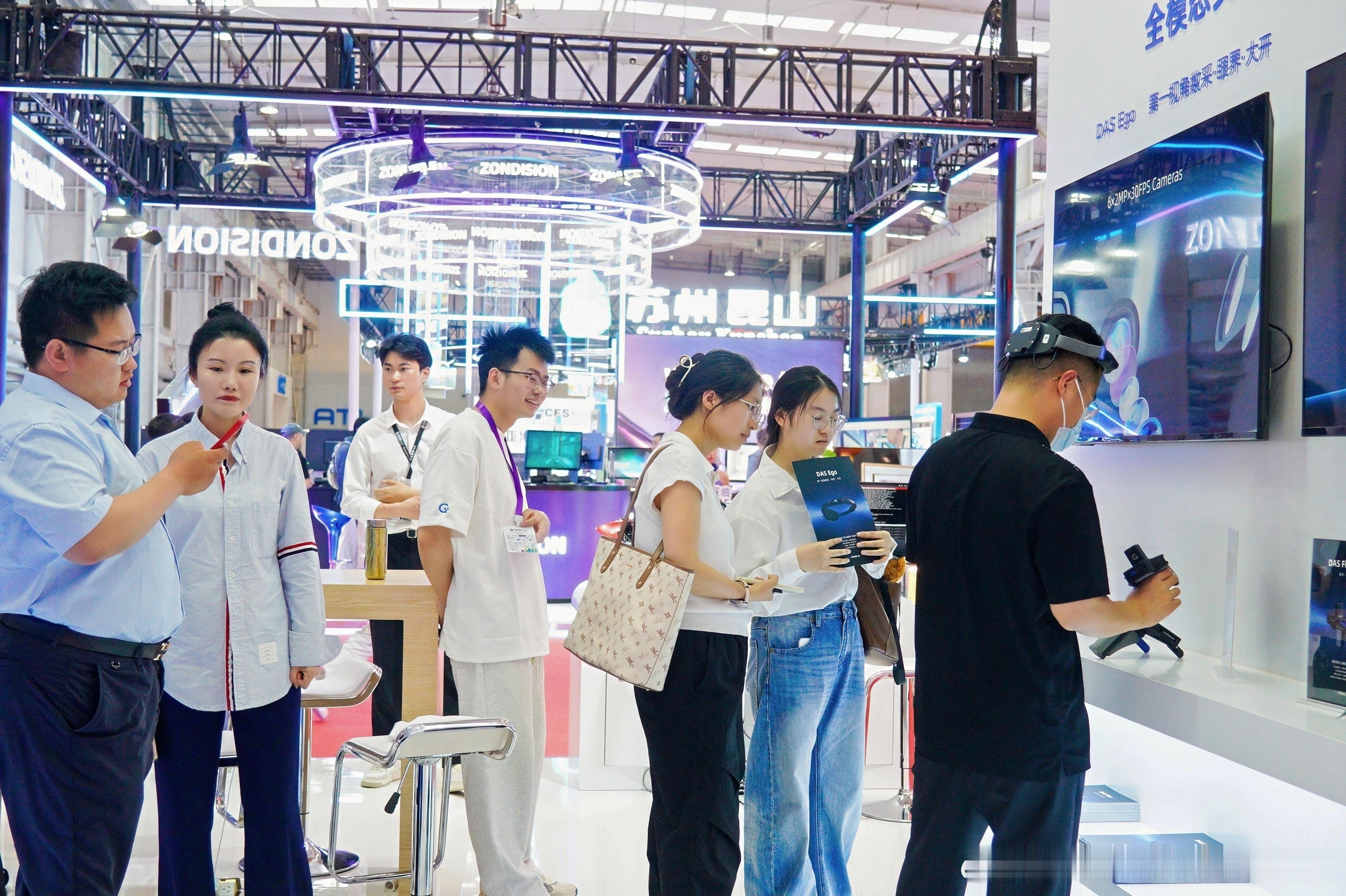 2027亚洲消费电子展端侧AI成申报热点赛道

端侧AI技术快速落地，AI PC、AI眼镜、端侧大模型软硬件产品不断推向市场，端侧AI已经成为最佳科技创新奖申报的热点赛道。2027年6月26‑28日，2027年六月亚洲消费电子展（赛逸展）在北京举办，展会规模3.5万㎡，计划汇聚395家科创企业参展，预计迎来2.6万名付 ​