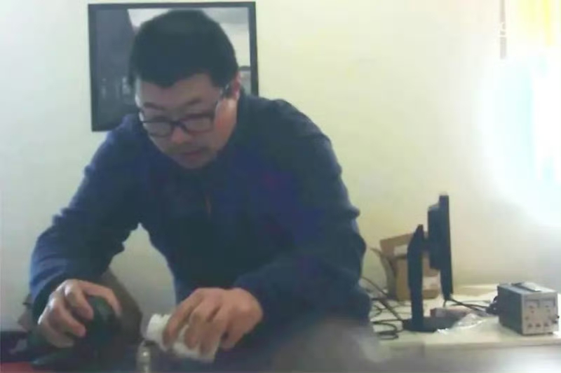 加州伯克利一家工程公司，两个华人工程师，男的叫 David Xu，女的叫 Rong Yuan（袁蓉），都是搞冶金研究的。从2017年开始，袁蓉身体莫名其妙地垮：剧烈呕吐、大把掉头发，反复跑急诊，一度怀疑自己得了胃癌，吓得父母从中国飞来照顾她。

折腾近两年，医生查不出所以然。直到2018年底，她妈喝