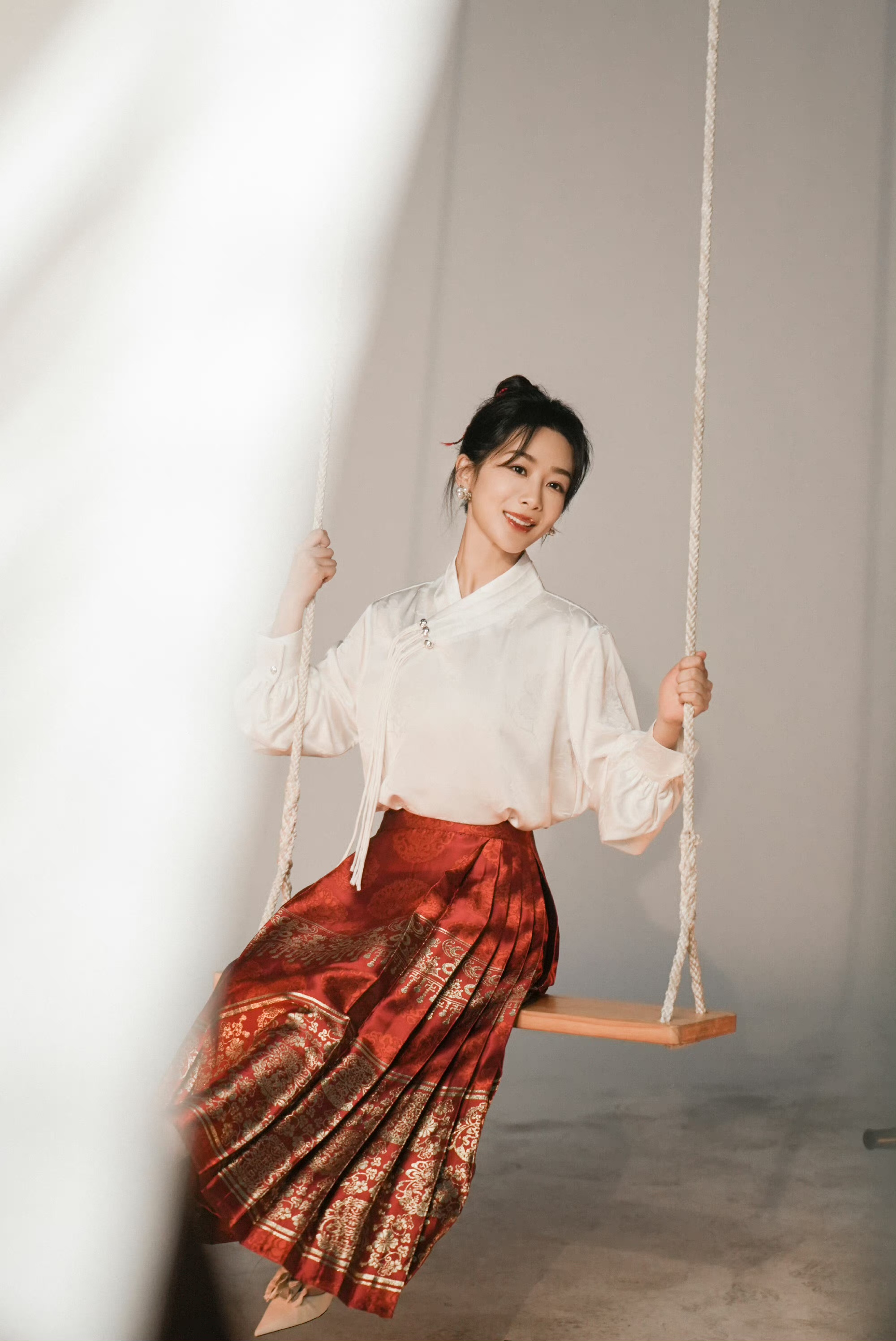 你认为杨紫是否适合当演员简直太合适了，长相温婉灵动，可飒可甜，亲和力十足，演技出众，共情力极强，专业素养与业务能力都相当出色。杨紫罗马造型 杨紫巴黎生图 杨紫文化输出