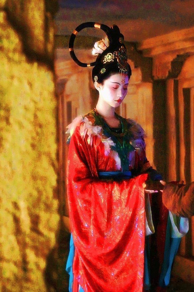 张艺凡｜杀了贵妃大唐还有什么用
#张艺凡从敦煌壁画里飞出来了# ​