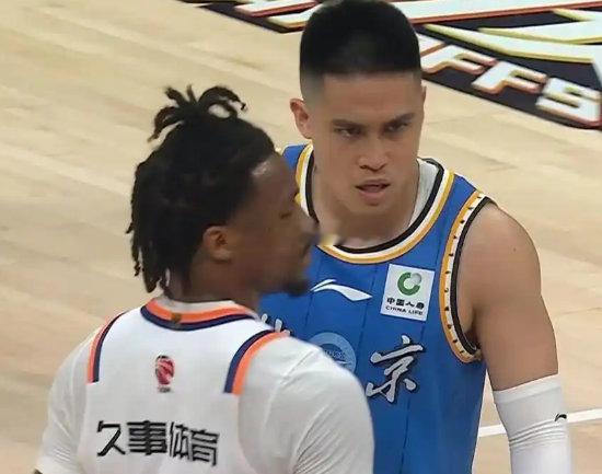 上海男篮凭借铜墙铁壁般的防守和古德温28分的全面表现，早早确立20分优...