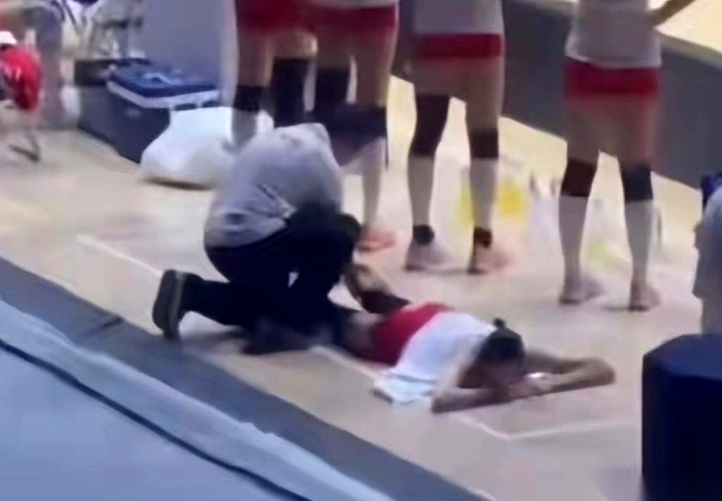 看完这篇关于2026年女排亚锦赛决赛的复盘报道，转播画面里的几个残忍镜头，简直要穿透屏幕砸在脸上。
主教练赵勇站在场边，助理教练杨昊隔着好几个人，冲他声嘶力竭地大吼。
场地上，打满全场的主攻手庄宇珊双腿剧烈抽筋，整个人直挺挺地砸在木地板上；而另一边，刚接好膝盖韧带没多久的吴梦洁，正拖着一条肿胀的左腿