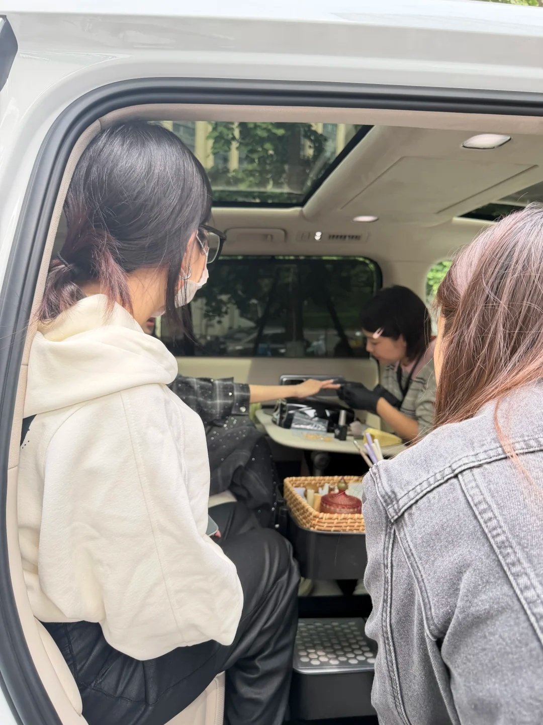 #雷军回应澎程爆改美甲车#
哈哈哈哈哈，还真可以考虑买个小米澎程创业。

AI给哥的印象是喜欢算账，那么就给你算一笔，20万买个澎程，相当于买了套4.4平米门面，一平5万块，自带电。

小米官方改了咖啡车，那我是不是还可以开个雪王，这个空间绰绰有余？如果给你一辆小米澎程创业，你打算干点啥？ ​