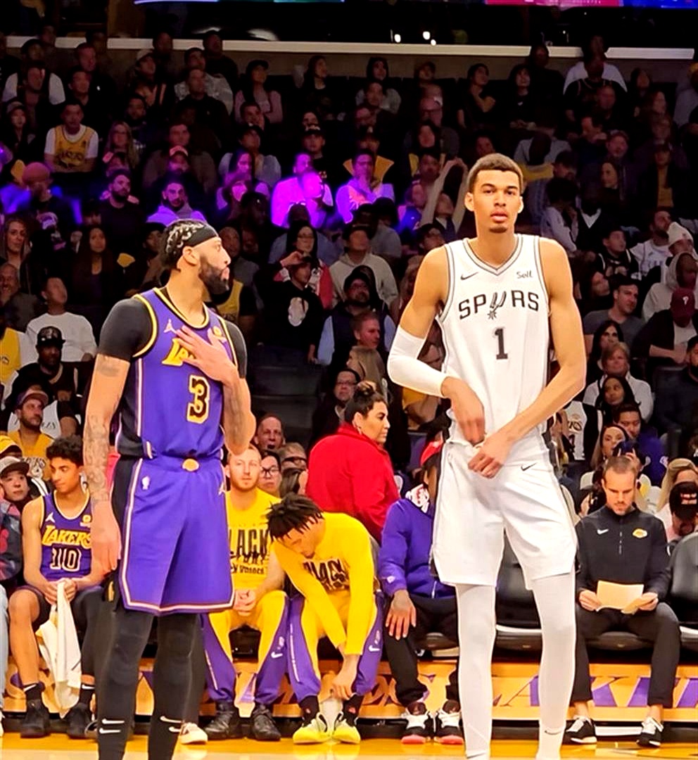 当2米24的大博班都得仰头时，联盟的秩序就有点变了。
NBA官方给文班亚马2米24，马刺队25年更新到2米26，ESPN干脆说接近2米30。
他在身高2米21时臂展就有2米44，如今推到2米50往上，并不夸张。
弹跳并不炸，但这副身材把三秒区像雨伞一样扣住，面对面起手，帽味儿都到嗓子眼了。
看客为什