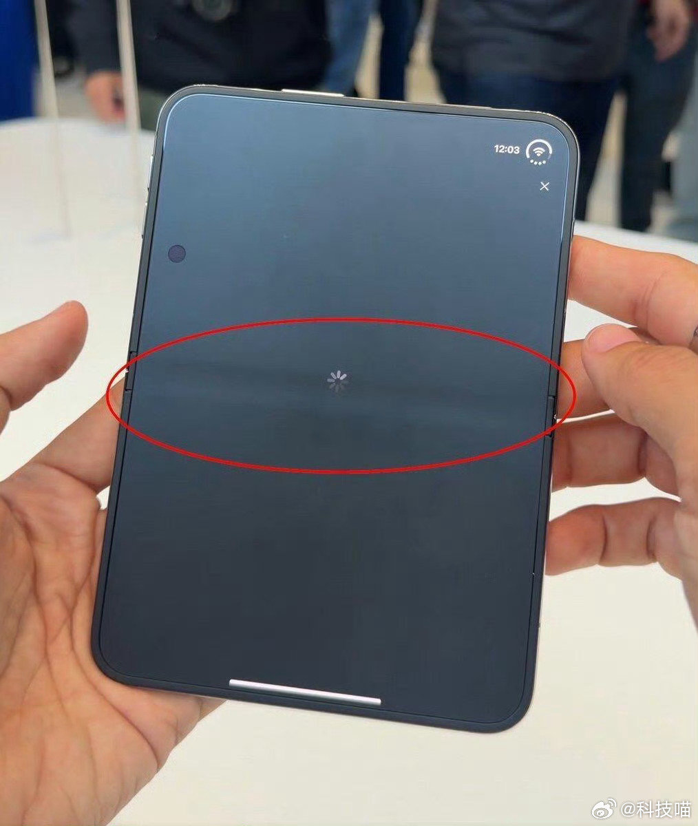 曝iPhoneDuo折痕区来回滑动有波纹

说真的，就折痕区域滑动有波纹这事，买iPhone Duo的可能不在乎？[doge][doge][doge] ​