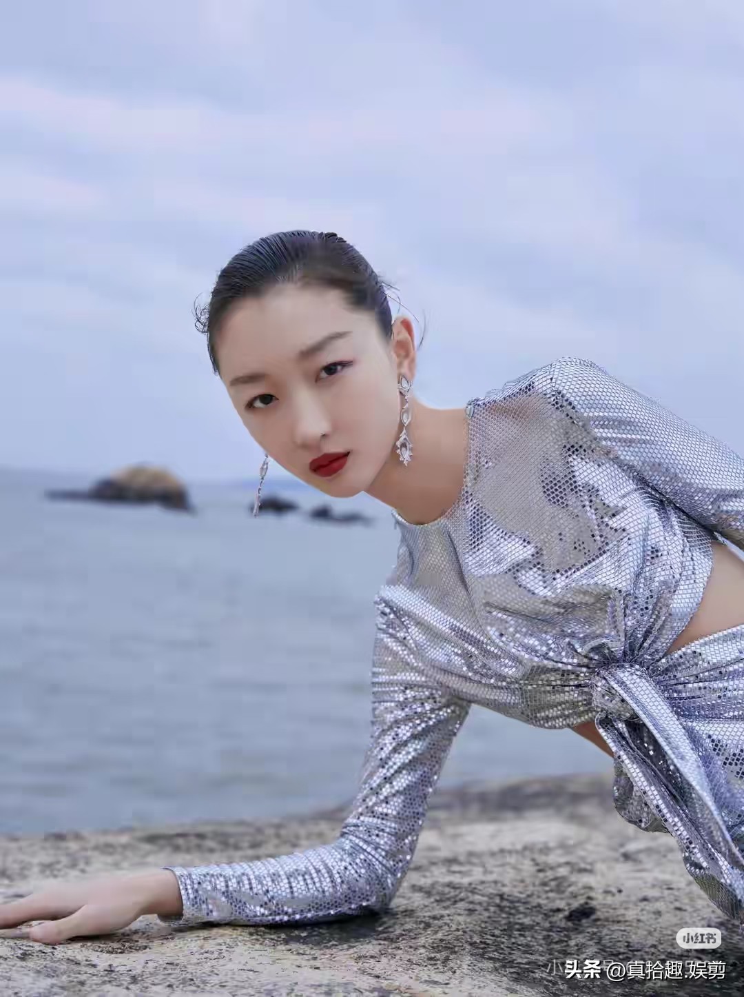 感觉有点冷！这样的周冬雨，很有影视剧里美女蛇那股魅惑又不好惹的气质。