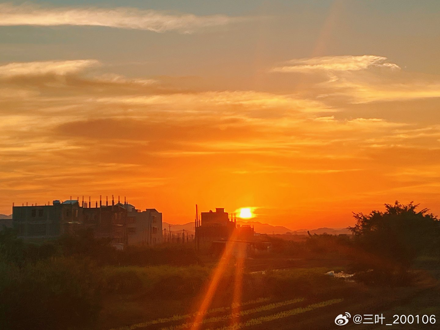 如果有一天我不用跨过千山万水来见你，那我们就可以看同一片夕阳#夕阳之约[超话]# ​