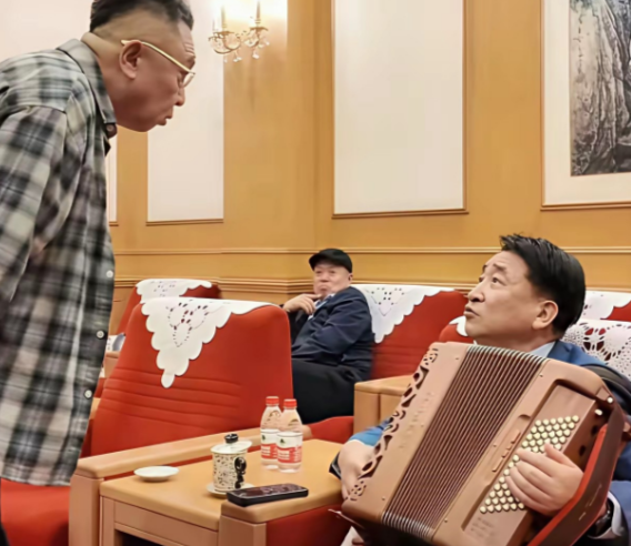 郭德纲的铁杆搭档，竟然在后台和姜昆聊得火热。2026“新航程·乐龄重阳”晚会现场出现了极具反差感的一幕。一直被外界视为处于不同阵营的于谦和姜昆，在后台罕见同框。画面里，姜昆手里抱着手风琴坐在沙发上，而一身低调装扮的于谦则特意弯下腰、身体前倾。两人面带笑容，旁若无人地热络交谈，气氛十分松弛。 
 
平