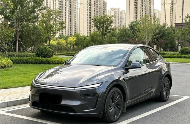 二手特斯拉Model Y怎么选？十八万买台纯电SUV，空间和性能都到位了
兄弟们，二手Model Y我推荐它的核心理由——空间和性能。后备箱容积大，后排座椅放倒后能当床用，前备箱也能放不少东西。后驱版零百加速五秒多，四驱版四秒多，动力完全够用。Autopilot辅助驾驶和Model 3一样好用。十八