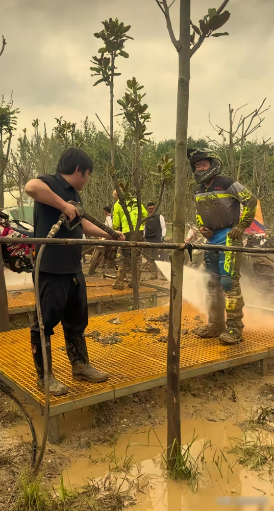 一个14岁孩子被亲爹按在85CC组赛道上，跟国际车手死磕MXGP，评论区吵翻了：这算圆梦还是毁童年？
张雪当年被师父牙哥一句话判了死刑，你骑车没天赋，全国冠军都拿不到。但他转头死磕造车，硬是把张雪机车做起来了。
现在轮到儿子张擎天，2025年德宏杯、9月上海MXGP青少年组，一场没落下。当爹的却