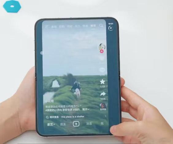 #iPhoneDuo开售多款应用适配仍未解决#15999元入手初代苹果折叠屏，还是选成熟机型，利弊一目了然。现阶段绝大多数App仅能居中拉伸运行，7.6英寸大屏被大量黑边占用，硬件优势很难兑现。如果日常高频使用各类软件，成熟折叠机型已经完成深度适配，分屏与悬停功能稳定流畅，不用等待后续版本更新，实际使 ​