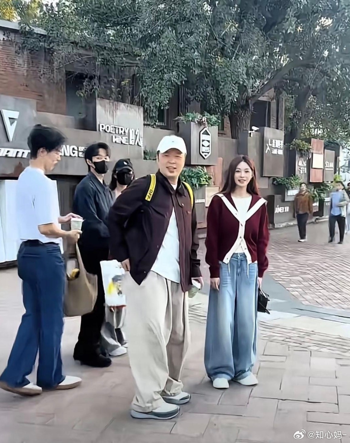 网友在北京街头偶遇杜海涛沈梦辰夫妇！沈梦辰真人完全是一眼抓眼的大美女，巴掌小脸精致得像开了原生滤镜，整个人浑身都透着甜丝丝的灵动劲儿。俩人本来正自顾自走着，冷不丁被路人喊住当场一脸懵，还特别实诚地主动上前问对方是不是需要合影，路人连忙摆手说“不用啦”，结果大大咧咧的沈梦辰反倒颠颠 ​