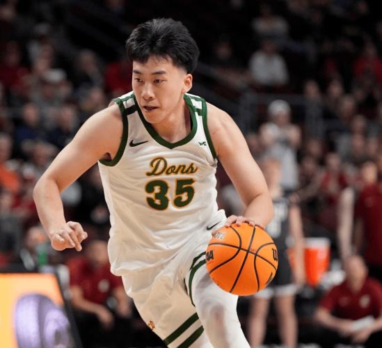 王俊杰刚在NCAA拿到31分，被质疑的却是郭士强指导

大家都知道王俊杰有实力在NCAA打主力，就是回国家队反而没有球权。
大家都知道，王俊杰是国家队的答案

大家更知道收拾日本韩国还是看王俊杰。

郭士强指导就是舍不得把球权给到王俊杰。

郭士强担心王俊杰攻开心了，防守全忘了
其实，最好的防守永远