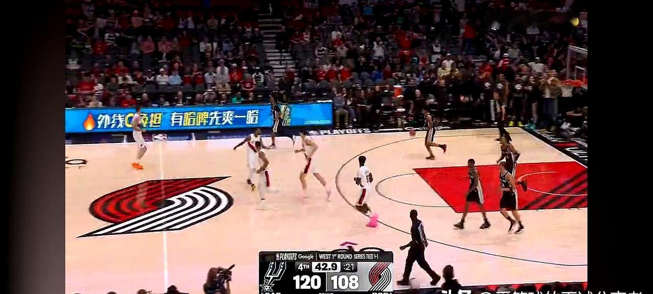 领先15分都拿不下，这比赛看得人真憋屈。    开拓者主场气氛爆棚，时...