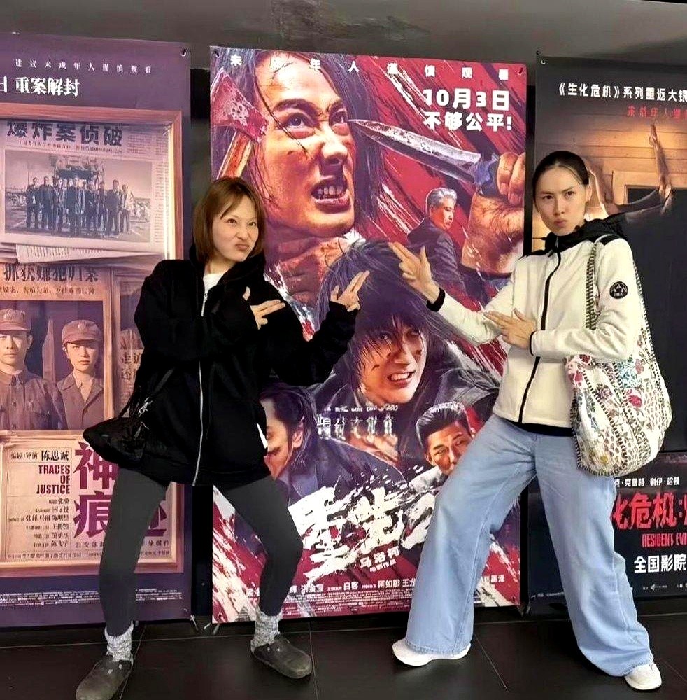 38岁梁洛施牵着男友马浴柯的手看电影，同款黑T恤，十指紧扣，散场时对视一笑。

男方是导演，她是女主，俩人刚合作完《重生2》。路演时她笑着自曝拍打戏直接骨折，台下掌声就没停过，马浴柯说她“看着软善，骨子里韧劲足”。

三个儿子长到十六七岁，上学、滑雪、打篮球全自己张罗。走出当年的豪门标签，有戏拍有感