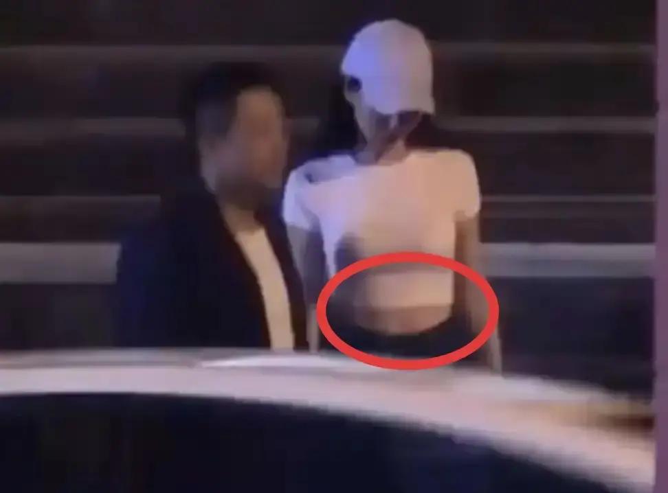汪小菲和马筱梅吃完饭在街头溜达，硬是把同一片天走出了“一个像深秋一个像盛夏”的魔幻感。

男方老老实实套着西装外套，生怕漏进一点风；旁边的马筱梅倒好，短款上衣直接大方露出腰身，细腰肚脐全在外面。
这组同框一出来，网上果然又有人看不惯了。

不少人指指点点，觉得既然结了婚、家里又带着娃，就该