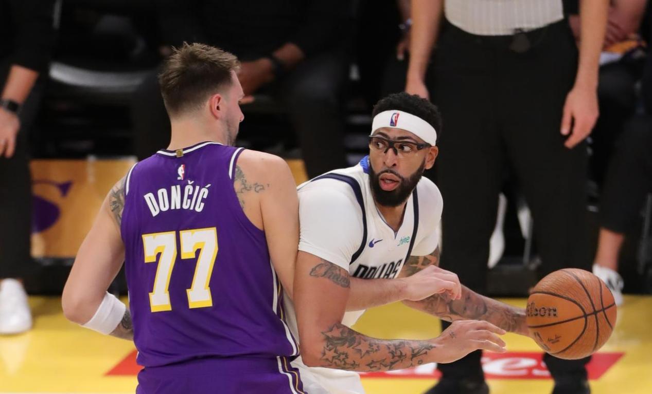 差点为了东契奇交易我？安东尼·戴维斯坐上格林的播客，不是发泄，是摊牌。...