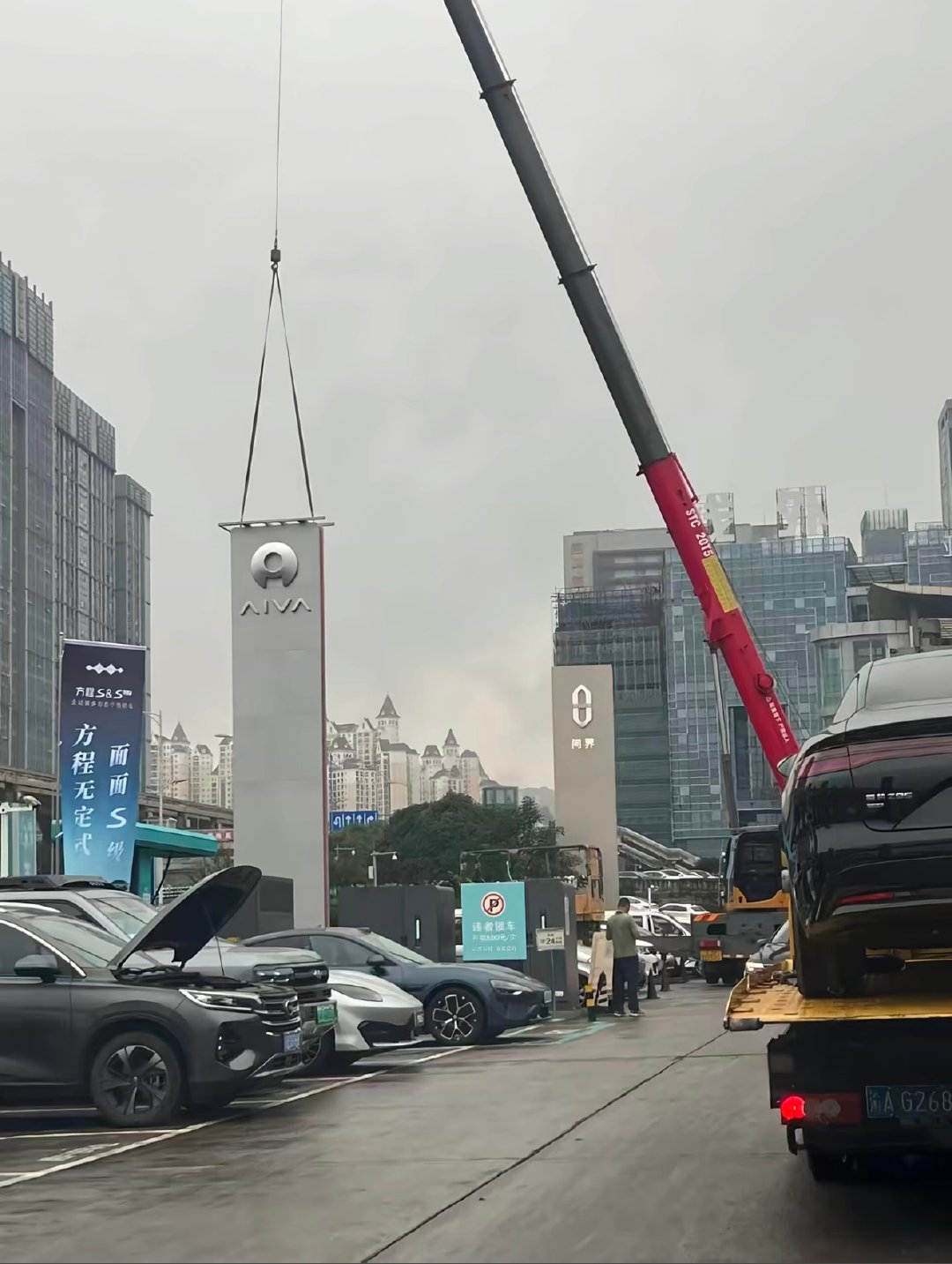 赛豆 AIVA 第一款车快要上市了，线下门店在紧锣密鼓进行中。

对门店规模要求不低，跟旁边问界用户中心大小差不多。

来真的，搞得很漂亮，非常重视！

[点赞] ​