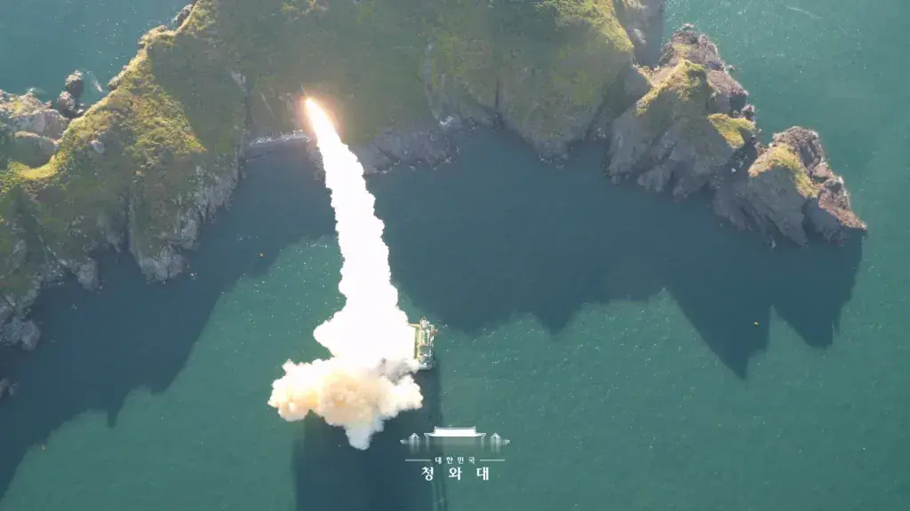 东亚怪物房名不虚传，个个都有杀手锏。
韩国高超音速滑翔飞行器首次亮相
日前，朝鲜刚完成高超音速导弹战略导弹试射（最后一张图），韩国不甘示弱，首次亮出了高超音速导弹测试撞击水面的画面。