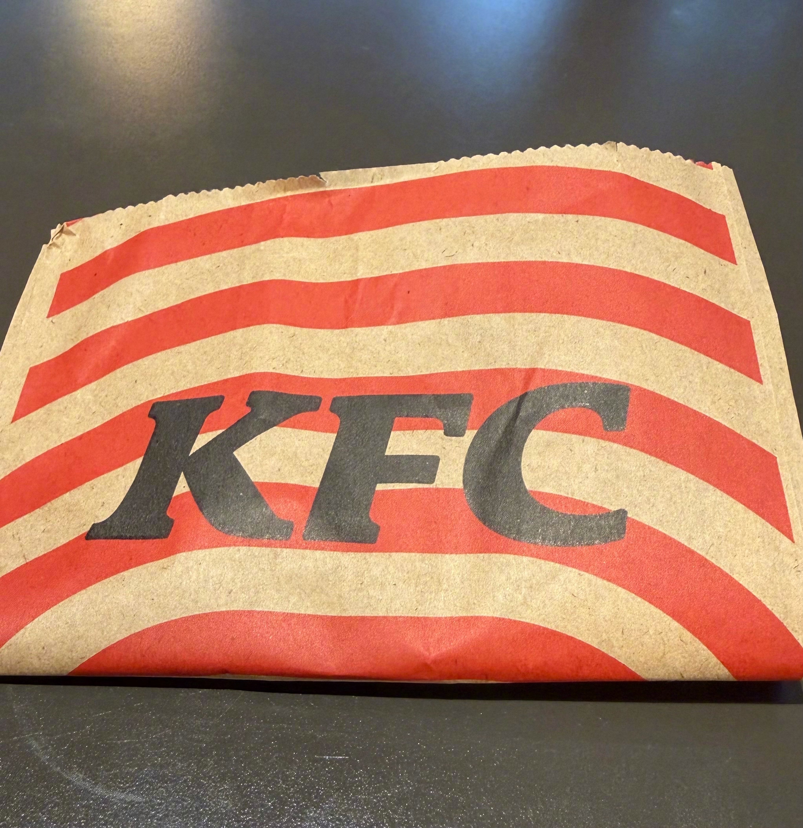 是不是只有我每次看到 KFC 这个纸袋就产生想收藏一个的冲动？ [doge]朋友们，今天你提肛了吗？1，2，3提～ ​​​