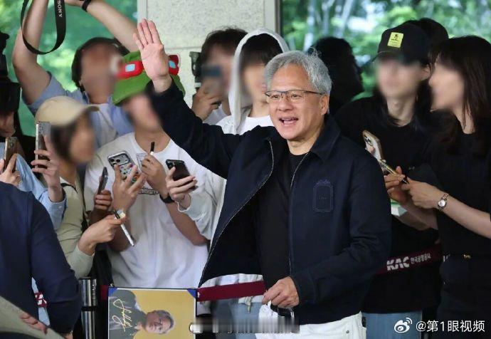 #英伟达市值一夜涨1700亿美元##黄仁勋说AI如同水电等基础设施#【黄仁勋：#英伟达今年在美投入近万亿美元#，AI如同水电等基础设施】当地时间9月2日，黄仁勋在G20科技峰会上表示，英伟达将“仅在今年一年内向美国基础设施投入近1万亿美元”。他将AI比作水和电等公共基础设施，称其为“最大的均衡器”，并 ​