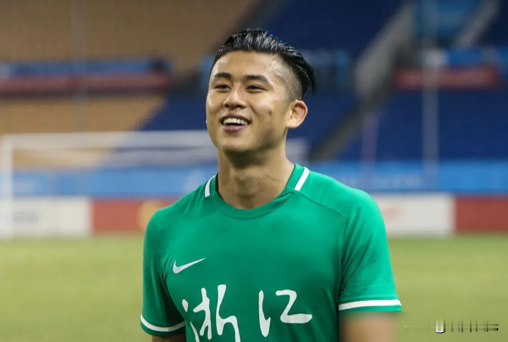 左肩撞上门柱，片子出来肩胛骨骨折加一堆韧带撕裂，医生让歇四到六周，他歇了几天就上去踢韩国了。
张玉宁这钱，挣得真不轻松。荷甲维特斯、德甲不莱梅转一圈，回北京国安拿顶薪，有人骂他玻璃人，有人酸他靠户口本。可翻翻世预赛，打泰国那次包抄争顶，左胳膊直接怼立柱上，赛后诊断书长得像小作文。
就这伤，客场踢