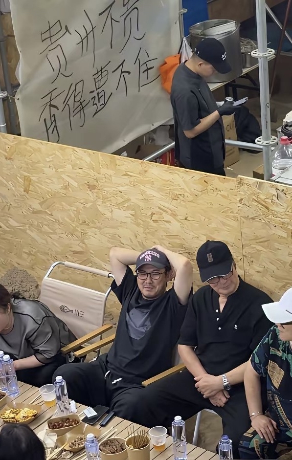 沈腾聚餐喝到“断片”？腾哥酒量这……
三位壮汉好友合力架出餐厅送上车的视频冲上热搜，画面喜剧效果直接拉满。
不知道真假，也没看到正脸，但是腾哥就连喝醉了都这么搞笑，实在让人爱了爱了！
家乡人顶🔝