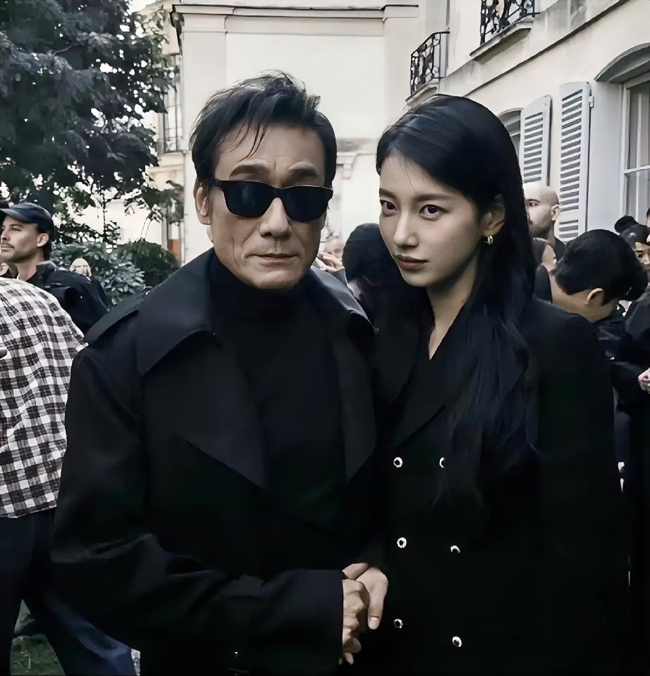 巴黎秀场偶遇，影帝梁家辉与裴秀智同框。一身黑衣，气场拉满，一眼便是港片里大佬护着千金的氛围感。