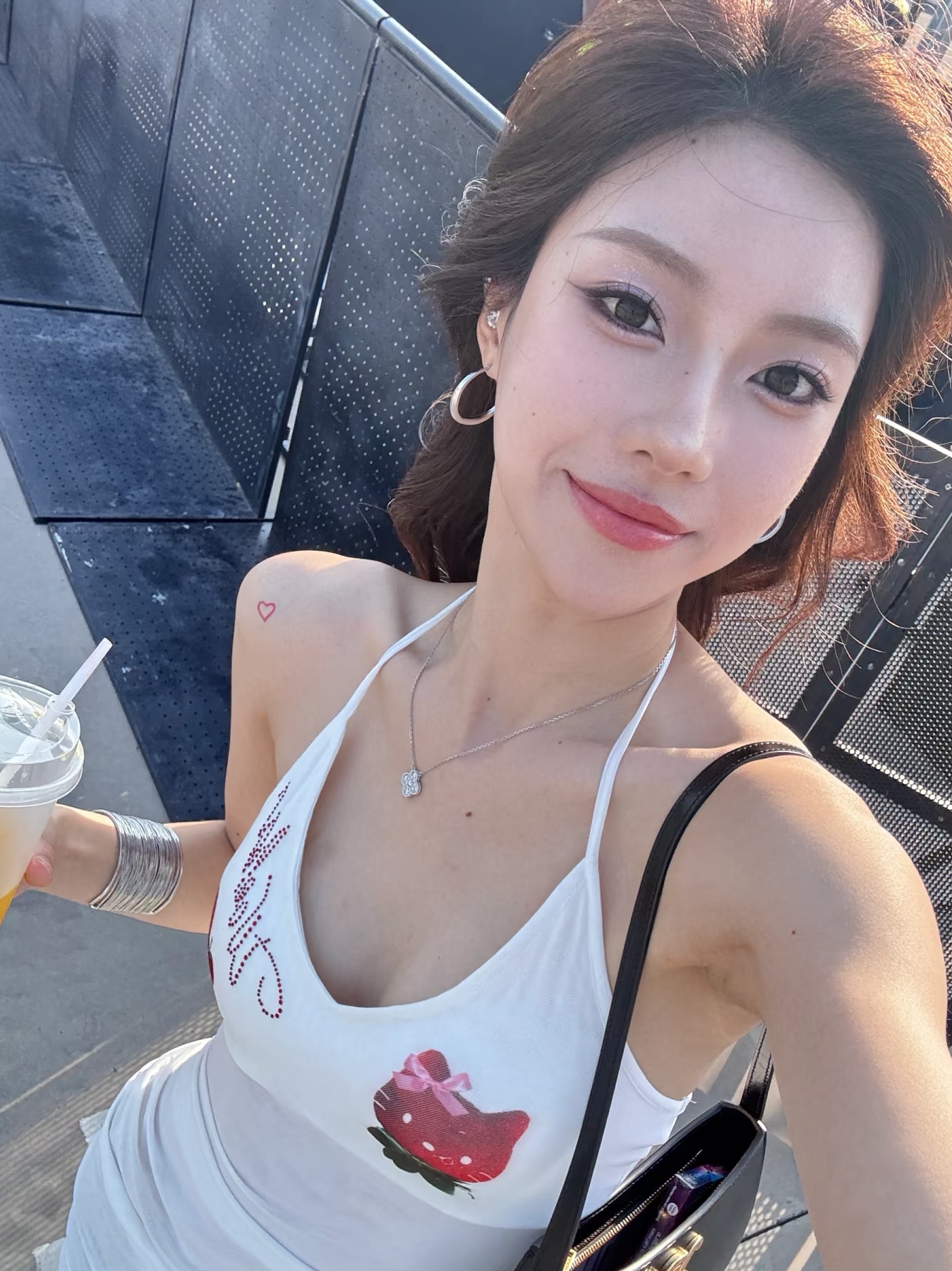 爱运动又爱吃的女生，那魅力简直无敌了！运动时，她们就像活力小太阳，浑...