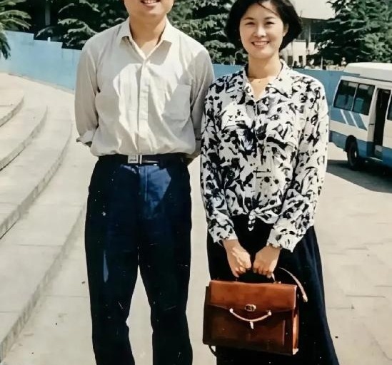 1994年央视老台门口，一张随手拍，把敬一丹年轻时的漂亮留住了。碎花衬衫配黑摆裙，笑得很松，旁边编导像刚喊她开会。
你看，照片里最抢眼的不是背景，是她整个人。39岁，刚从经济部调到新闻评论部，加入《东方时空》。那时候她主持《经济半小时》《一丹话题》已经很有名，却还会问一句：我行吗？
她的好看，不是那