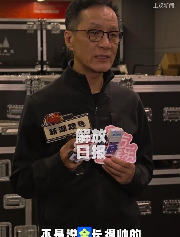 近日，北京人艺院长冯远征受访时称，苦恼招不到一米六几的女演员和一米七几的男演员，直指艺考选拔存在“颜值内卷”倾向。该现象源于“颜值即正义”与“流量为王道”的市场逻辑偏差，导致演员形象模板化，角色贴合度被削弱。媒体呼吁演艺行业调整“指挥棒”，以多元标准选拔人