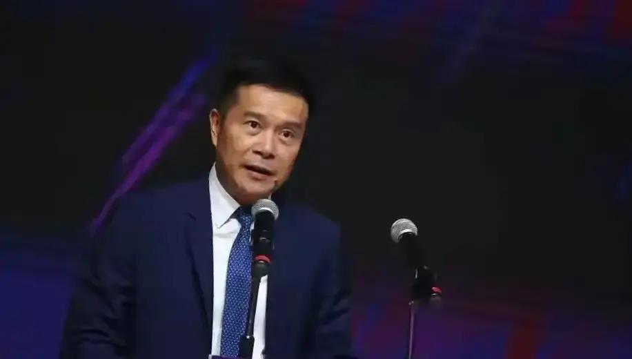 谁能想到，堂堂十一冠王广东男篮在新赛季刚开打就直接栽了个大跟头！
客场打北京北汽，不仅输了整整18分，还结结实实吞下了让人难以接受的开局两连败。
输球其实不是最可怕的，真正让人窝火的，是全队在场上那种松垮、涣散的劲头。上一场1分惜败南京还能说是运气不好，但这场面对北汽，全员眼神里看不到一点求胜欲