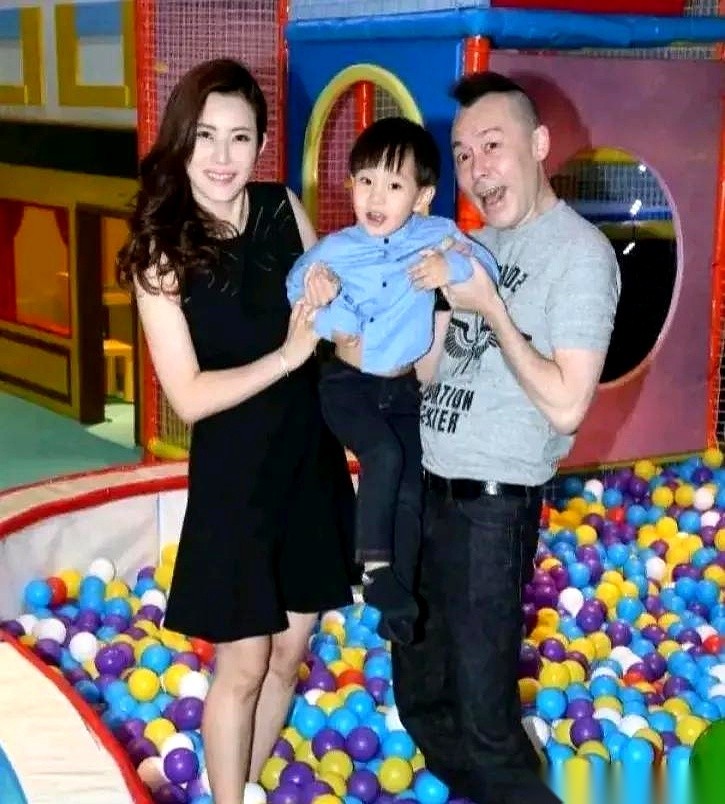 提起到广州定居的香港老牌演员雷宇扬，不少人脑子里早就排好了一出戏。
娶了妻子马荔，生了儿子雷庭，连香港都不怎么回了。坊间的闲话传得满天飞：这不就是贪图安逸，指望着把带娃的苦差事全推给岳父岳母和老婆，自己乐得清闲当个甩手掌柜？
但只要翻开雷庭小时候的那几张旧照片，这套“算计”的剧本瞬间被撕得粉碎。
镜