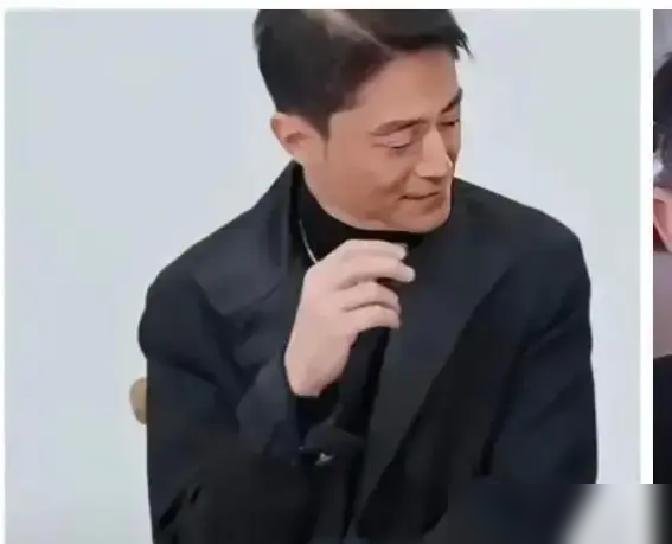 这脸，真敢老。霍建华最新同框照出来了，法令纹、眼袋全在，一点没藏。
搁以前，这可是仙侠剧里靠一张脸杀疯了的白子画。现在呢，彻底不端着了。不医美，不精修，头发也不折腾，就往那儿一站，像个刚下夜班的急诊科大夫。
巧了，他还真演了个急诊科大夫。11月12号，他主演的《急诊室的奇迹》要在网飞上了，演个带