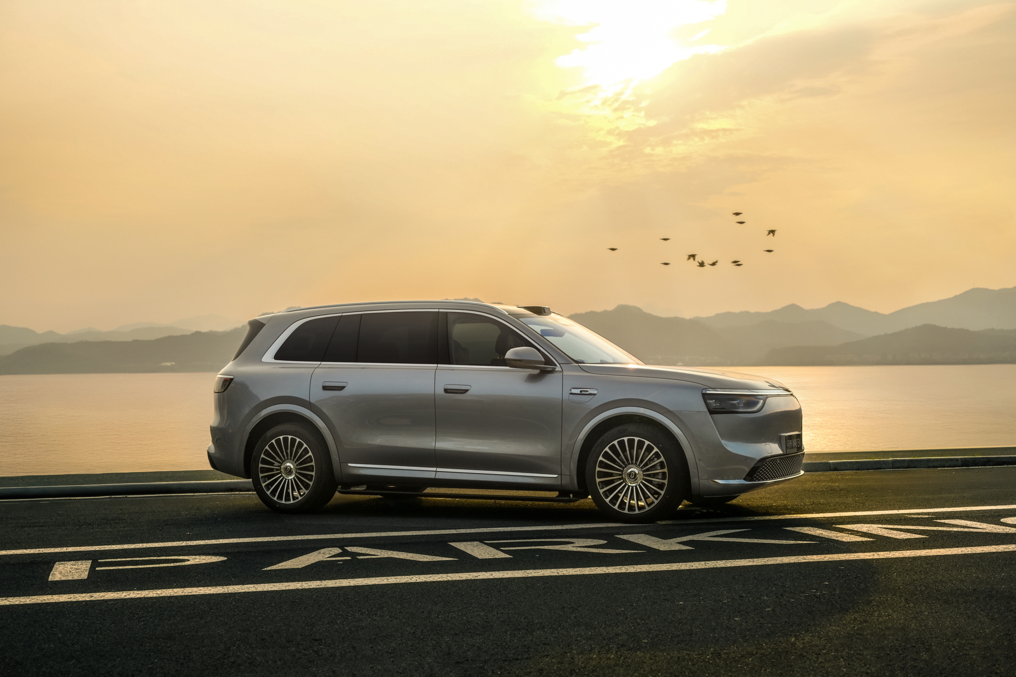 年入50万+的家庭为何集体选问界M8？答案藏在决策逻辑里 问界M8的用...